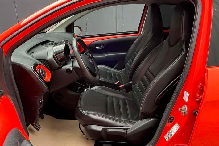 Orange Toyota Aygo fra 2015