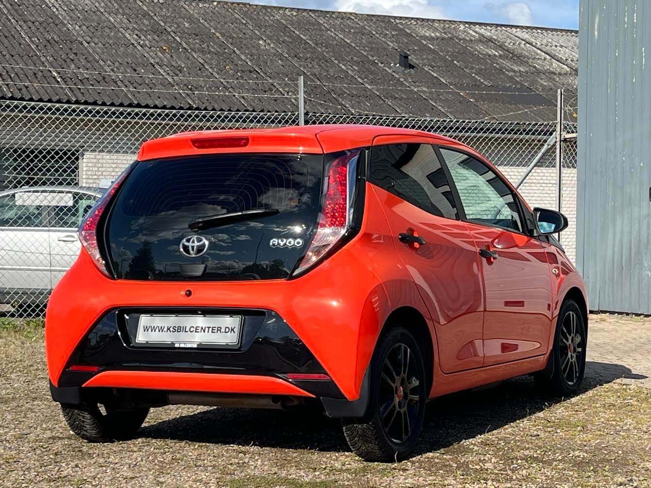 Orange Toyota Aygo fra 2015