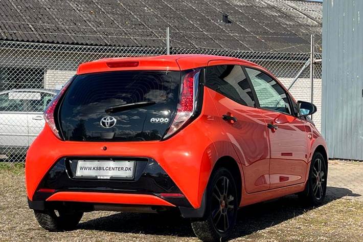 Orange Toyota Aygo fra 2015
