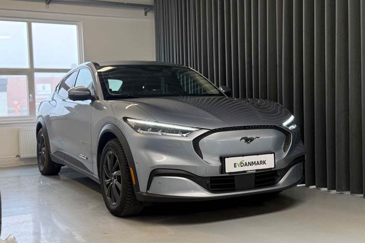 Blå Ford Mustang Mach-E fra 2023 set udefra