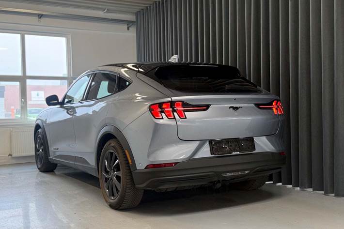 Blå Ford Mustang Mach-E fra 2023