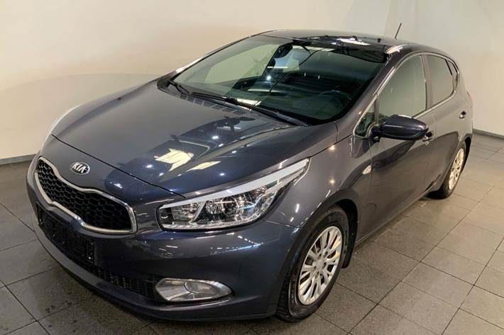 Grå Kia Ceed fra 2015 set udefra