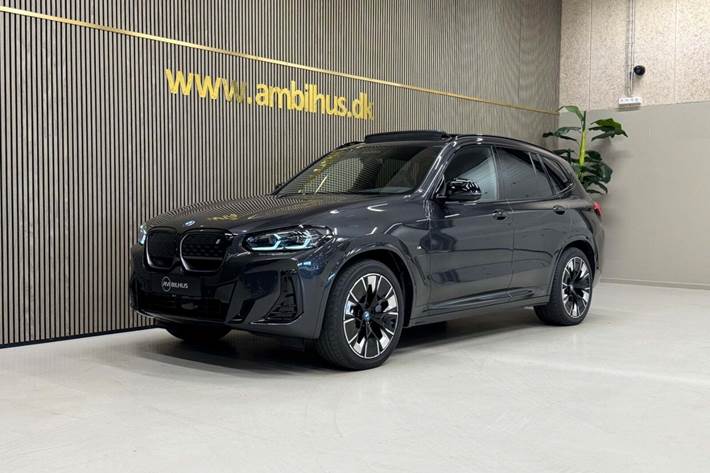 Grå BMW iX3 fra 2024 set udefra