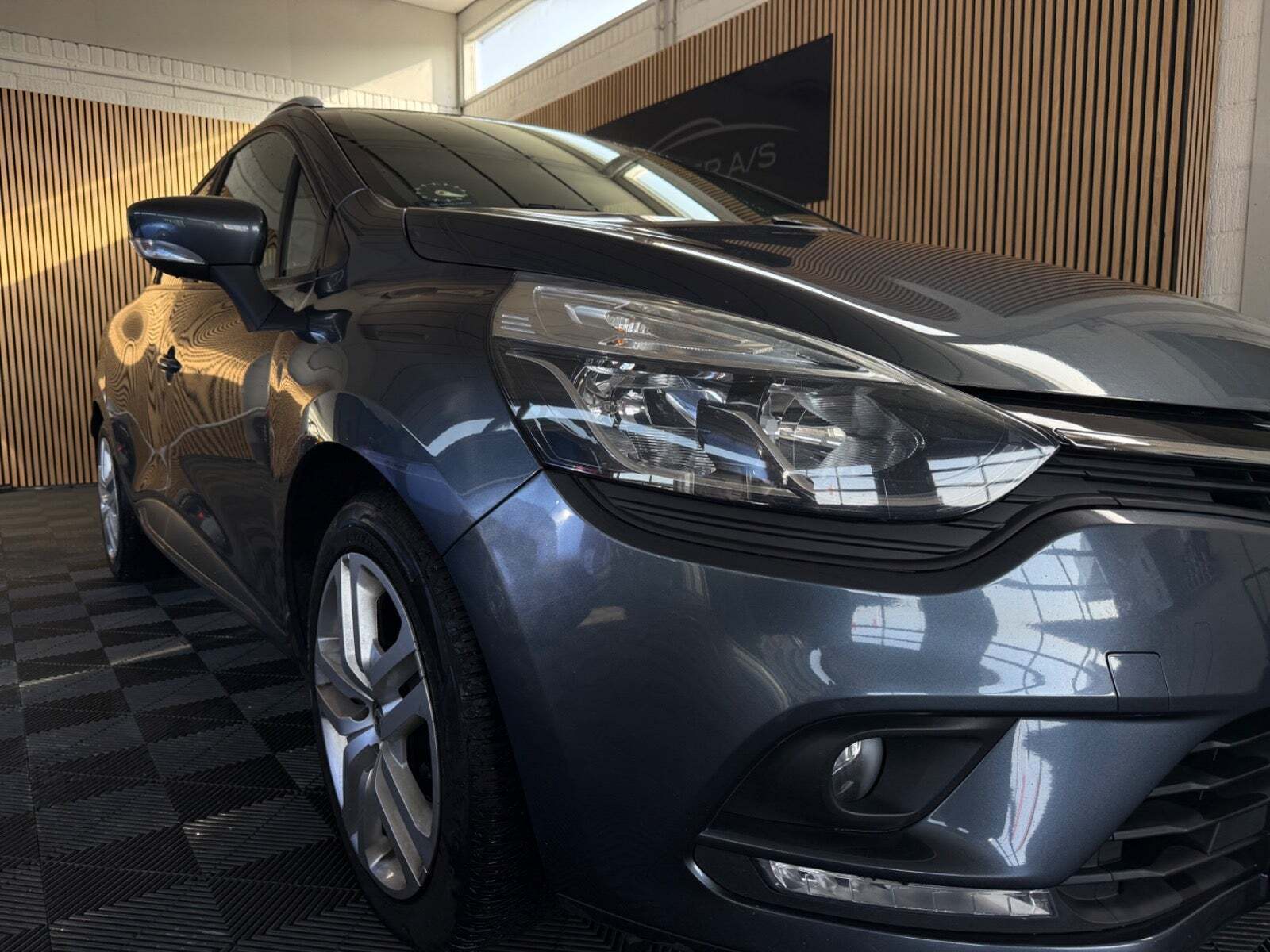 Grå Renault Clio IV fra 2018