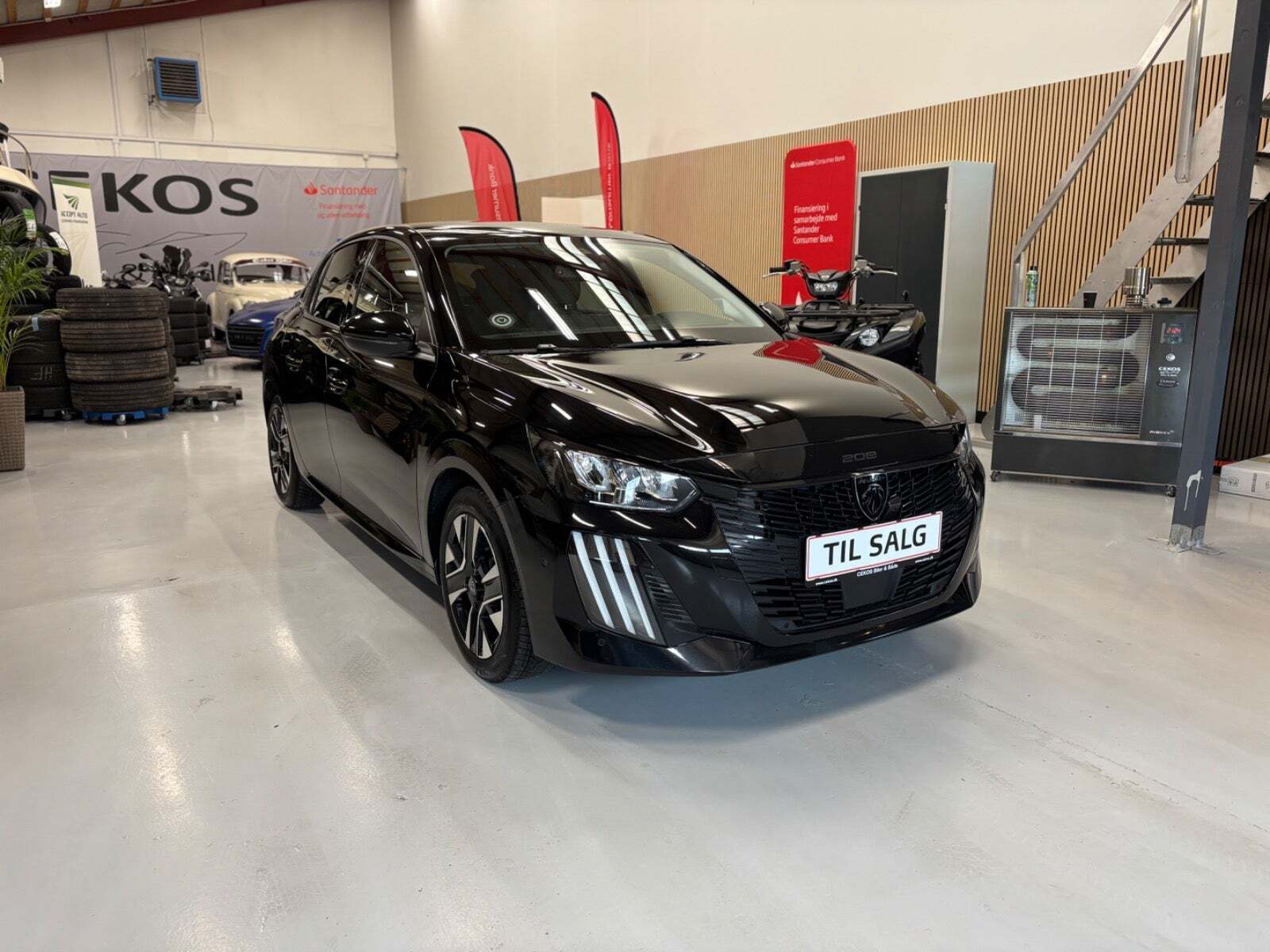 Sort Peugeot 208 fra 2024 set udefra