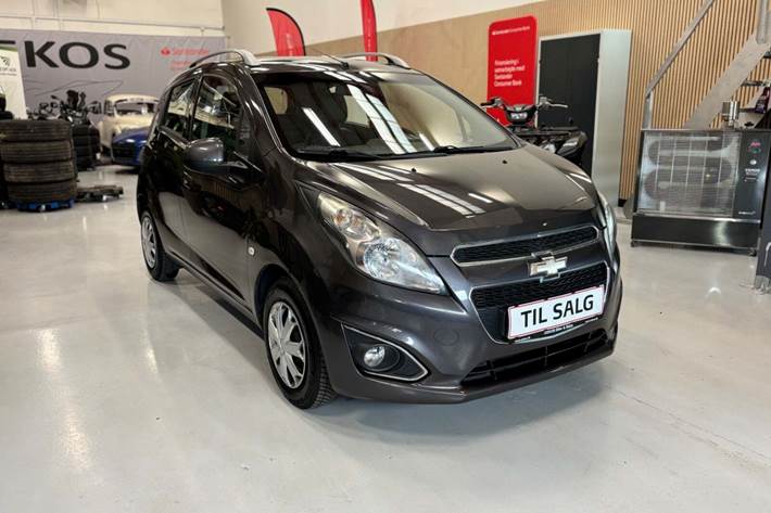 Grå Chevrolet Spark fra 2013 set udefra
