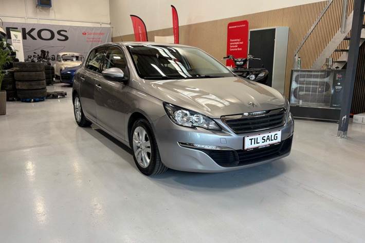 Sølv Peugeot 308 fra 2014 set udefra