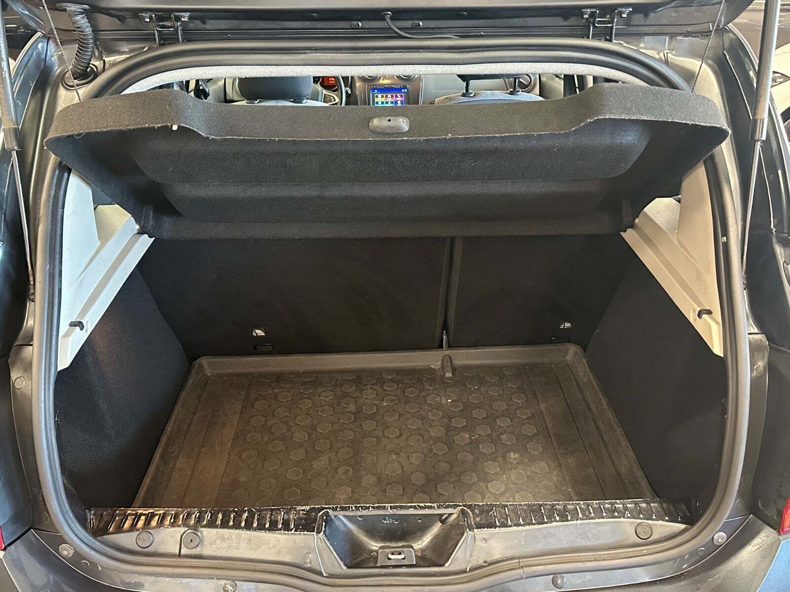 Grå Dacia Sandero fra 2019