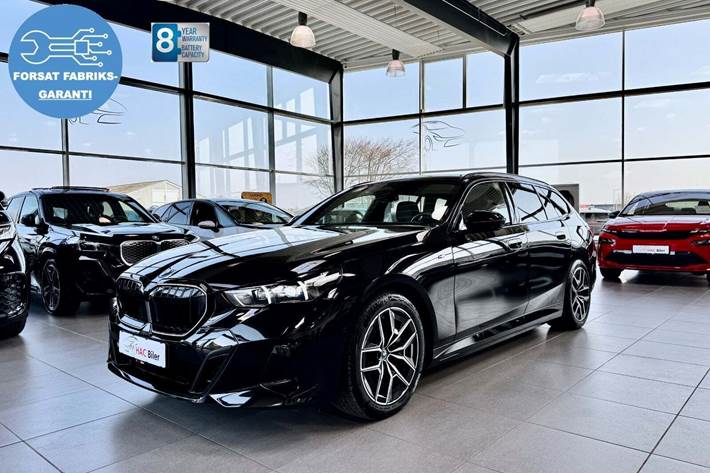 Sort BMW i5 fra 2025 set udefra