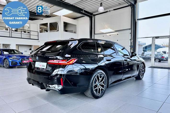Sort BMW i5 fra 2025