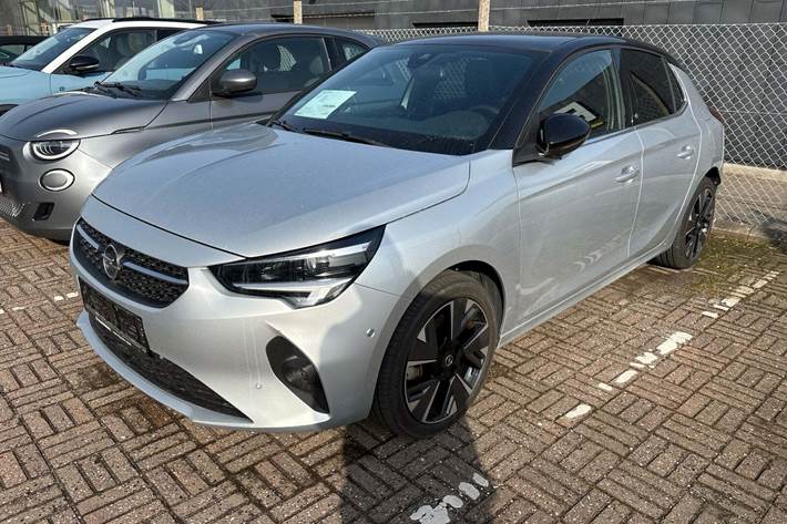 Sølv Opel Corsa-e fra 2023 set udefra