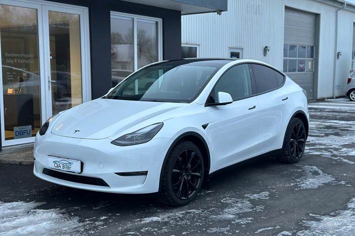 Hvid Tesla Model Y fra 2022 set udefra