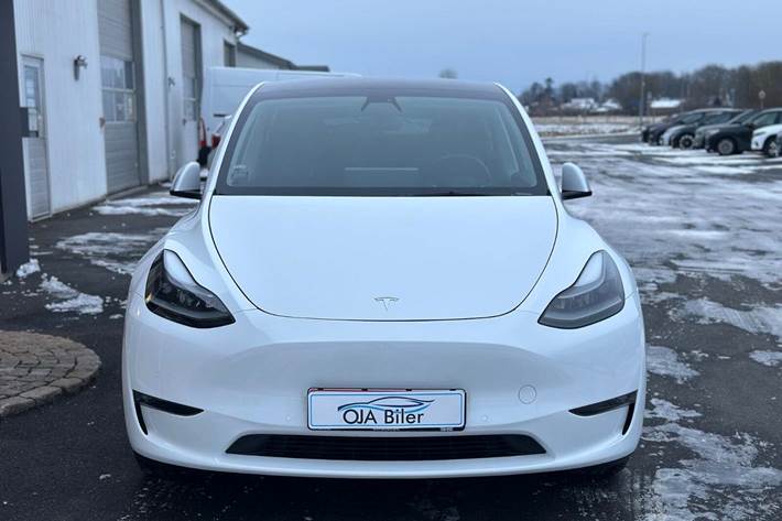 Hvid Tesla Model Y fra 2022