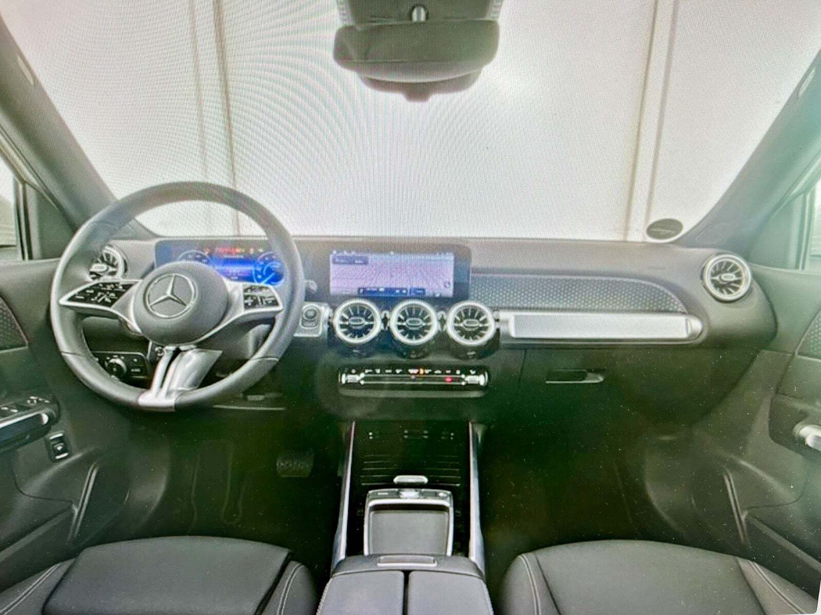 Hvid Mercedes EQB300 fra 2024