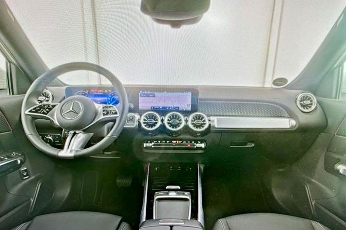 Hvid Mercedes EQB300 fra 2024