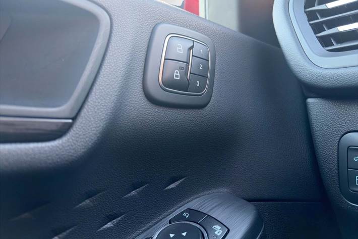 Rød Ford Kuga fra 2021