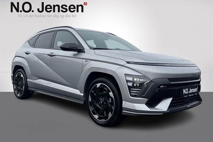 Sølv Hyundai Kona fra 2024 set udefra