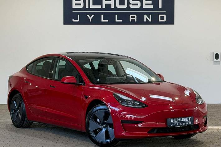Rød Tesla Model 3 fra 2023