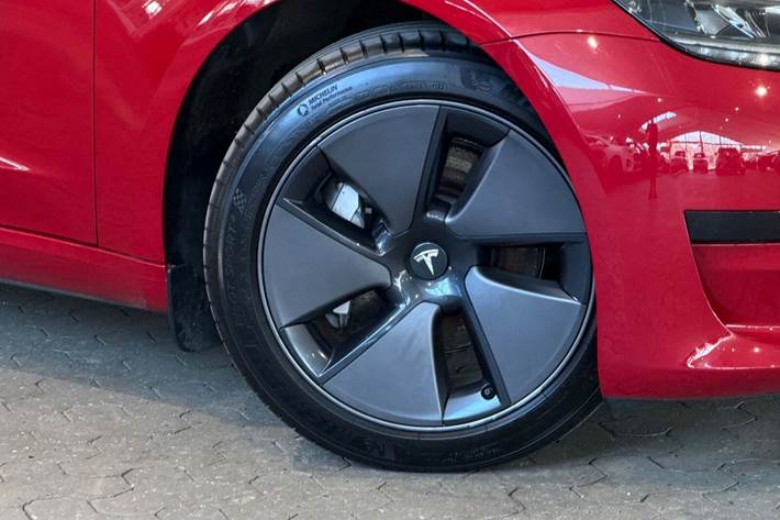 Rød Tesla Model 3 fra 2023