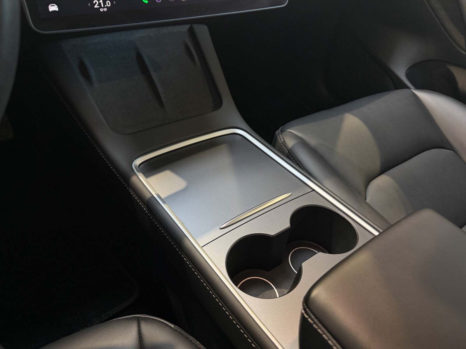 Rød Tesla Model 3 fra 2023