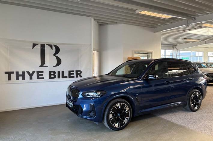 Blå BMW iX3 fra 2023 set udefra