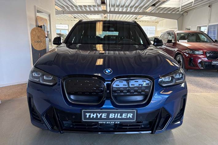 Blå BMW iX3 fra 2023