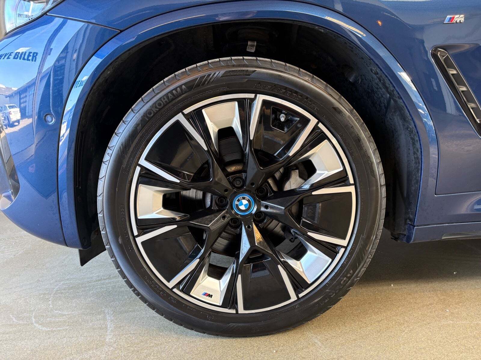 Blå BMW iX3 fra 2023