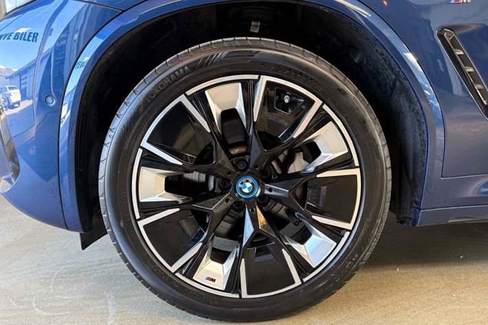 Blå BMW iX3 fra 2023