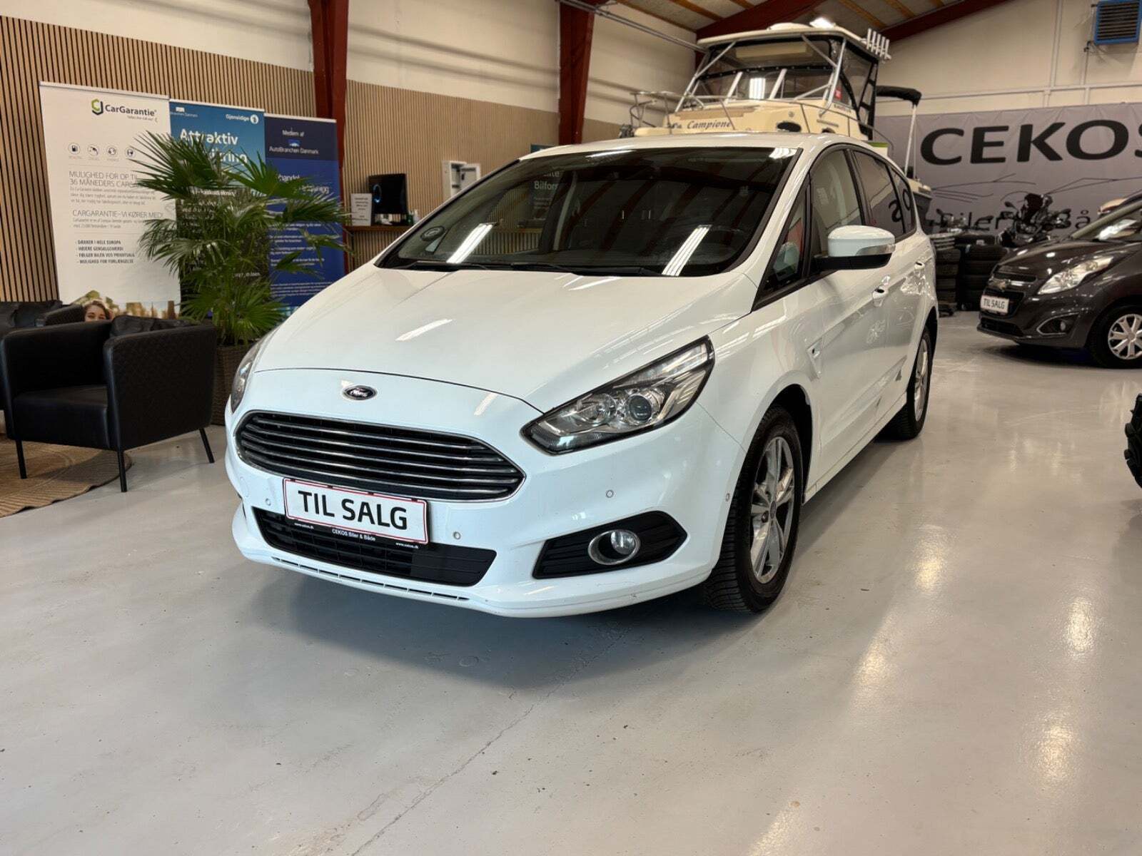 Hvid Ford S-MAX fra 2017