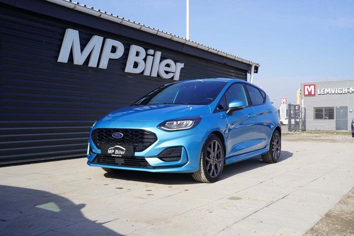 Blå Ford Fiesta fra 2022 set udefra
