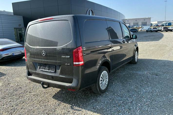 Sort Mercedes Vito 114 fra 2022