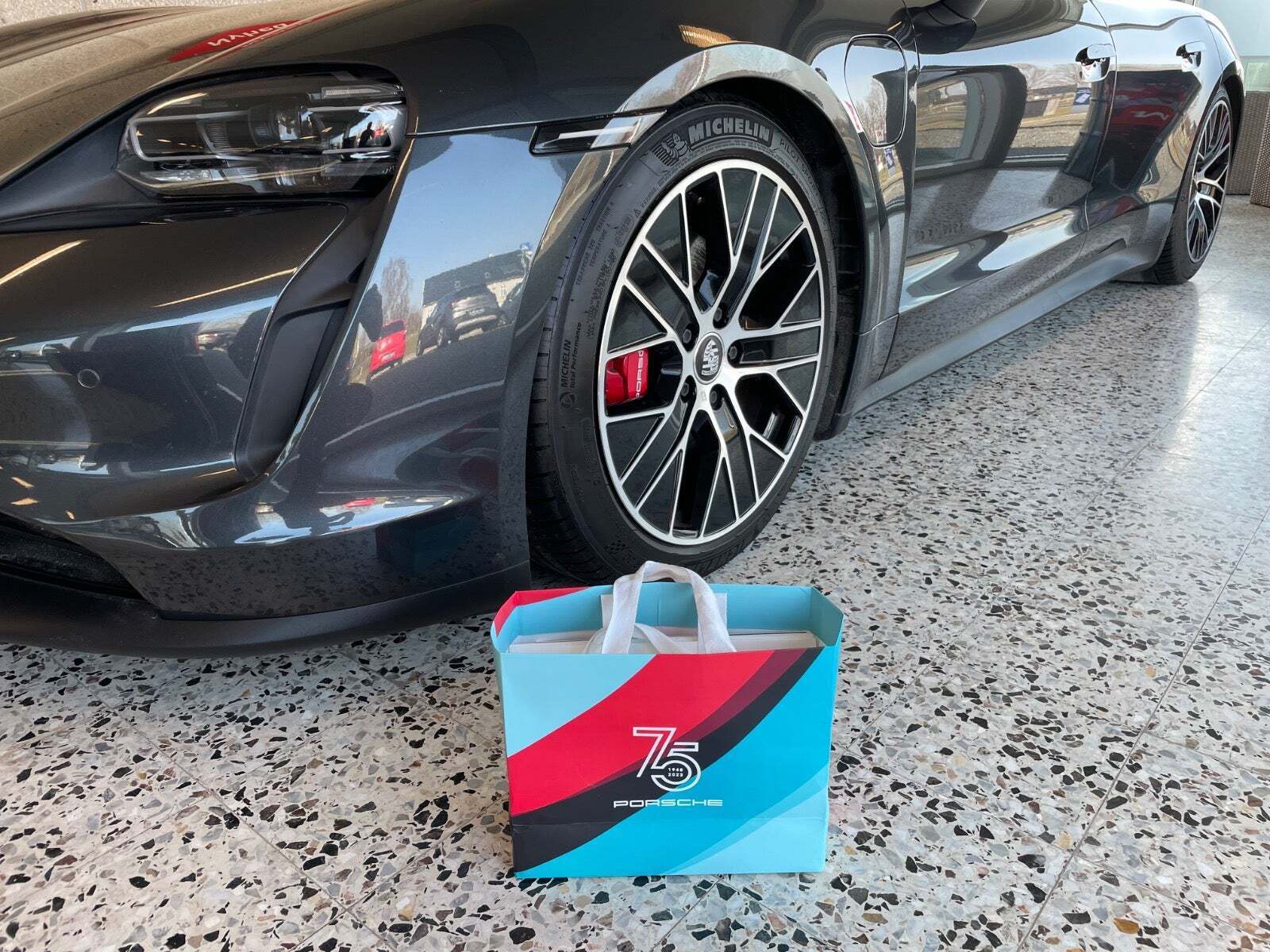 Grå Porsche Taycan 4S fra 2021