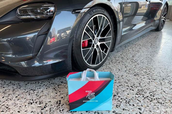 Grå Porsche Taycan 4S fra 2021