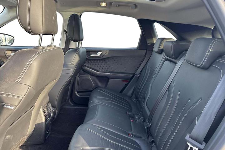 Grå Ford Kuga fra 2021