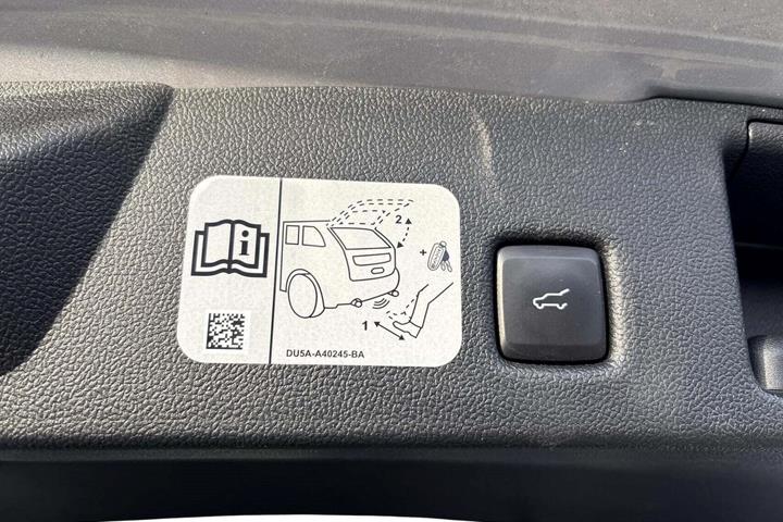 Grå Ford Kuga fra 2021
