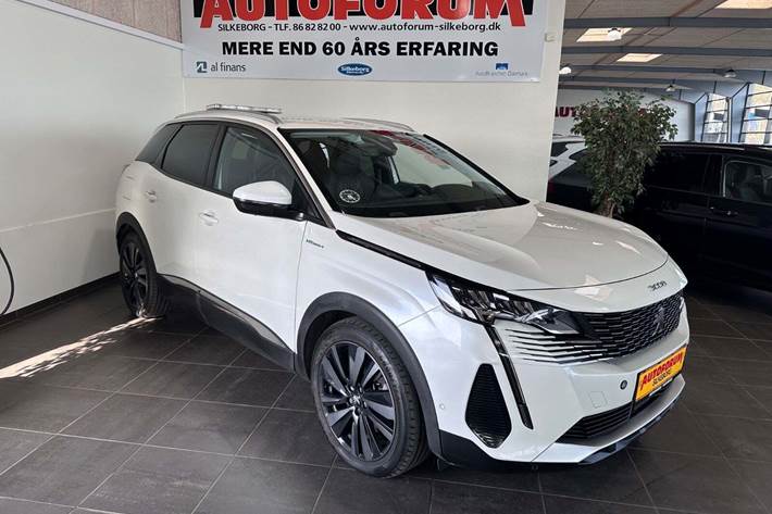 Hvid Peugeot 3008 fra 2022 set udefra