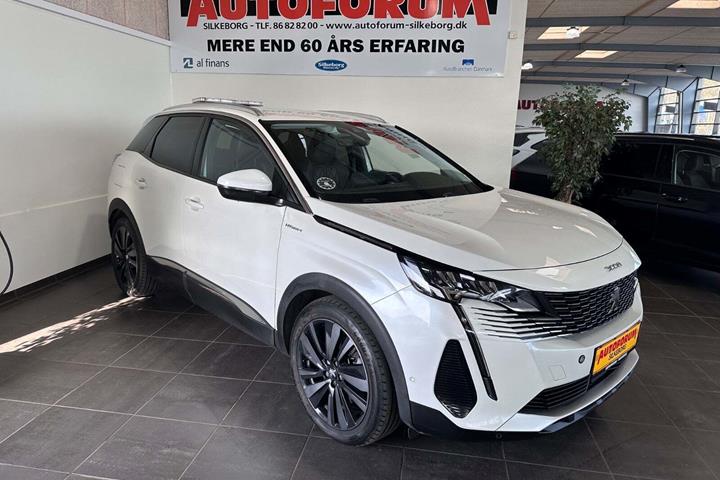 Hvid Peugeot 3008 fra 2022 set udefra