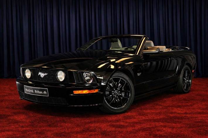 Sort Ford Mustang fra 2008