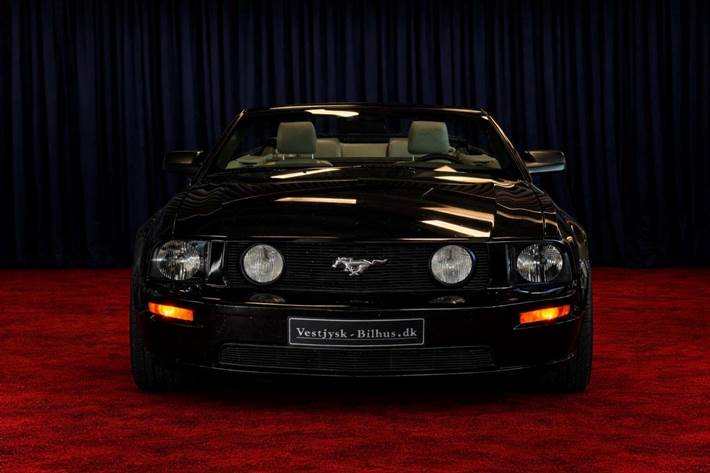 Sort Ford Mustang fra 2008