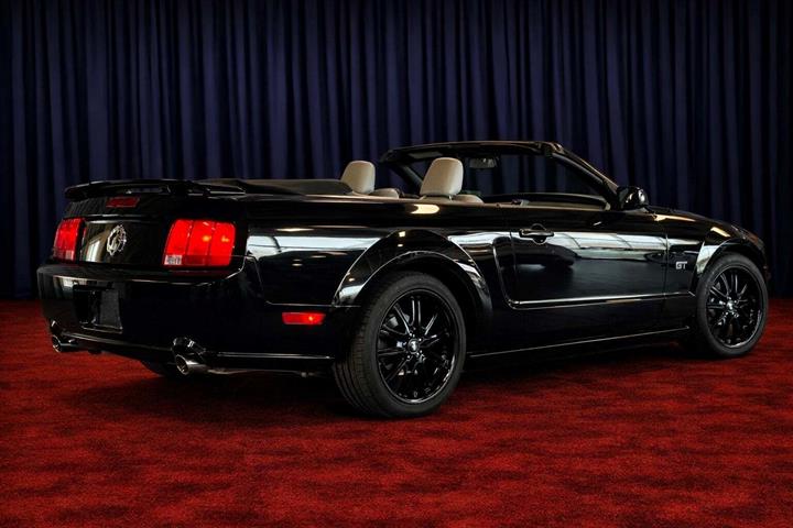 Sort Ford Mustang fra 2008