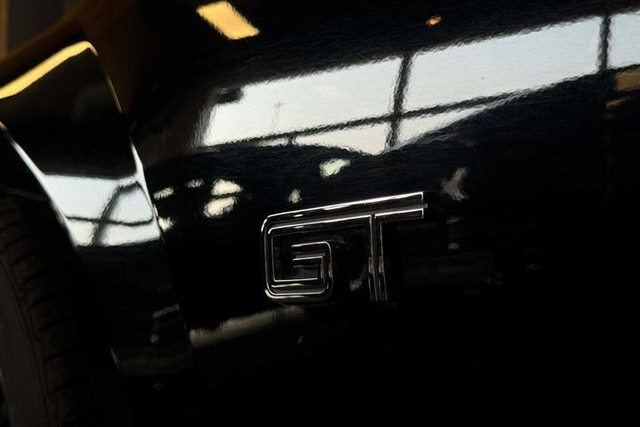 Sort Ford Mustang fra 2008
