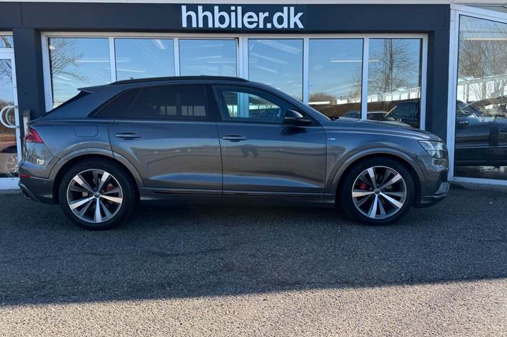 Grå Audi Q8 fra 2018