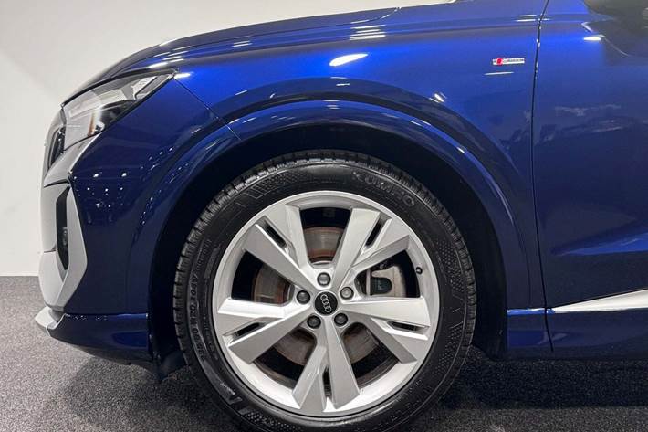 Blå Audi Q4 e-tron fra 2023