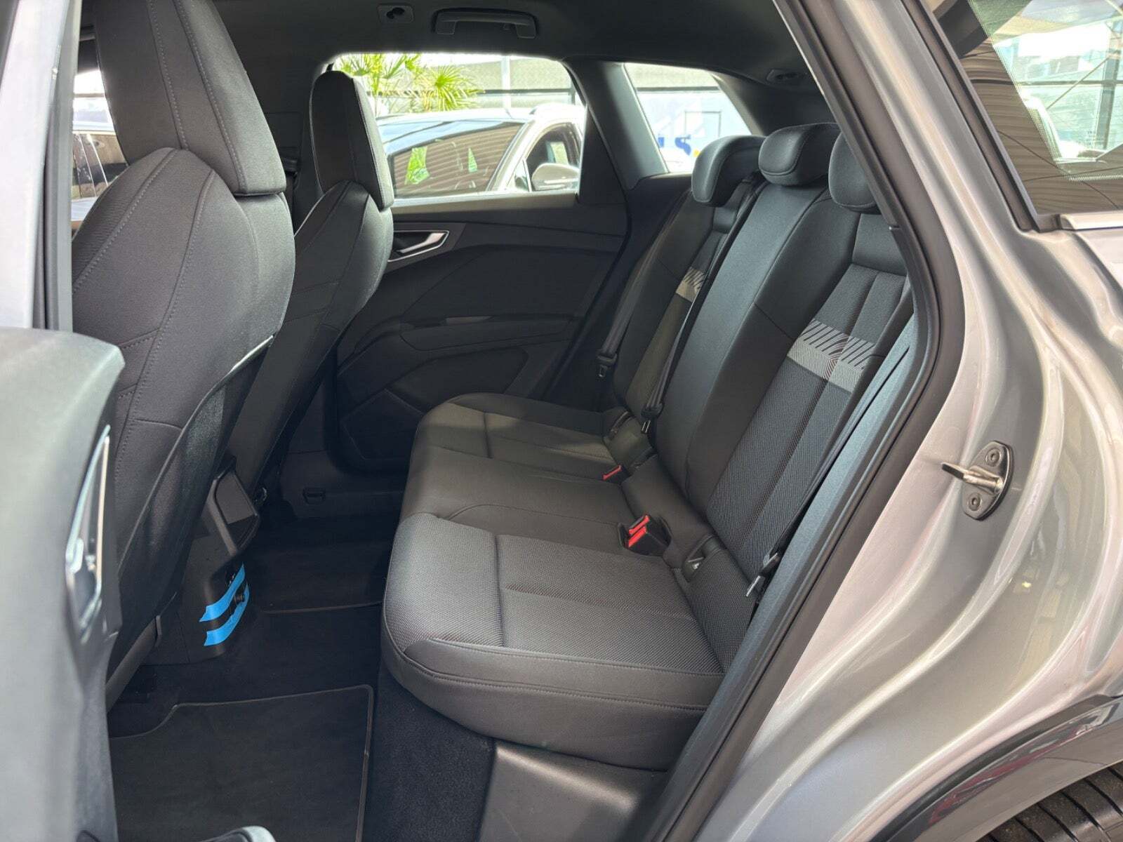 Sølv Audi Q4 e-tron fra 2024