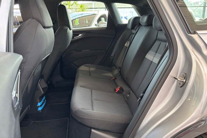 Sølv Audi Q4 e-tron fra 2024