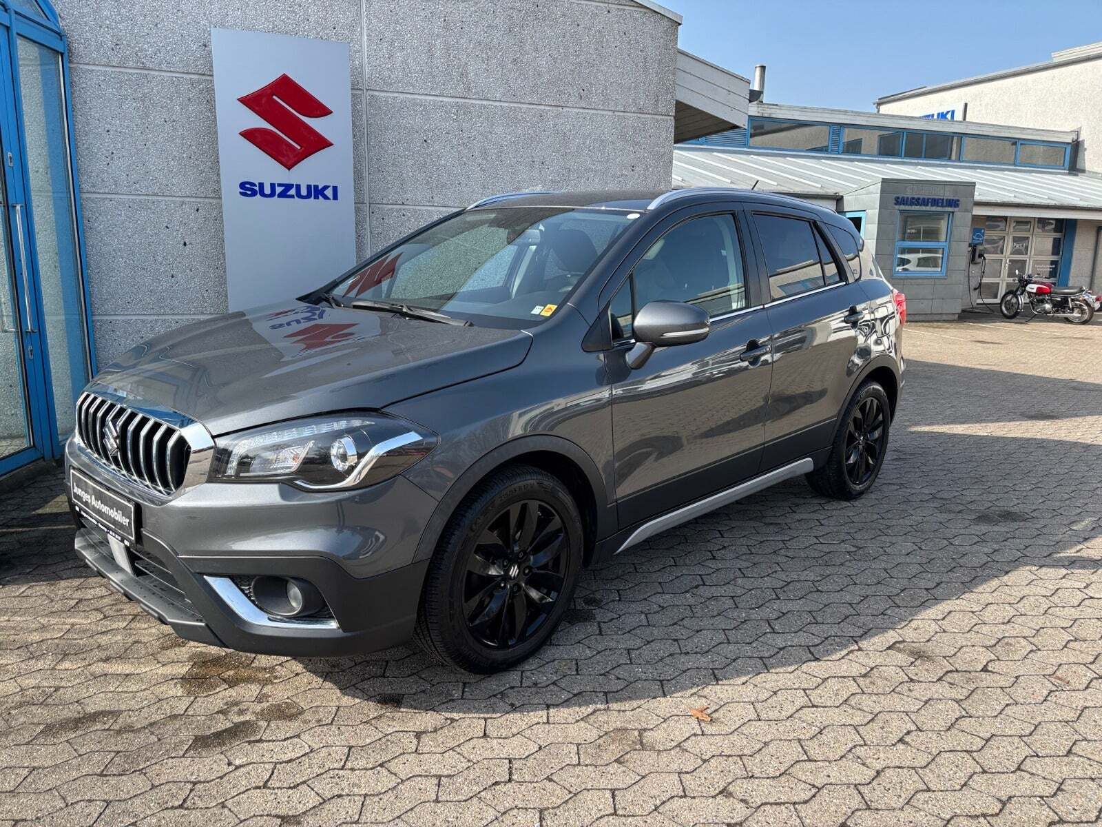 Grå Suzuki S-Cross fra 2017