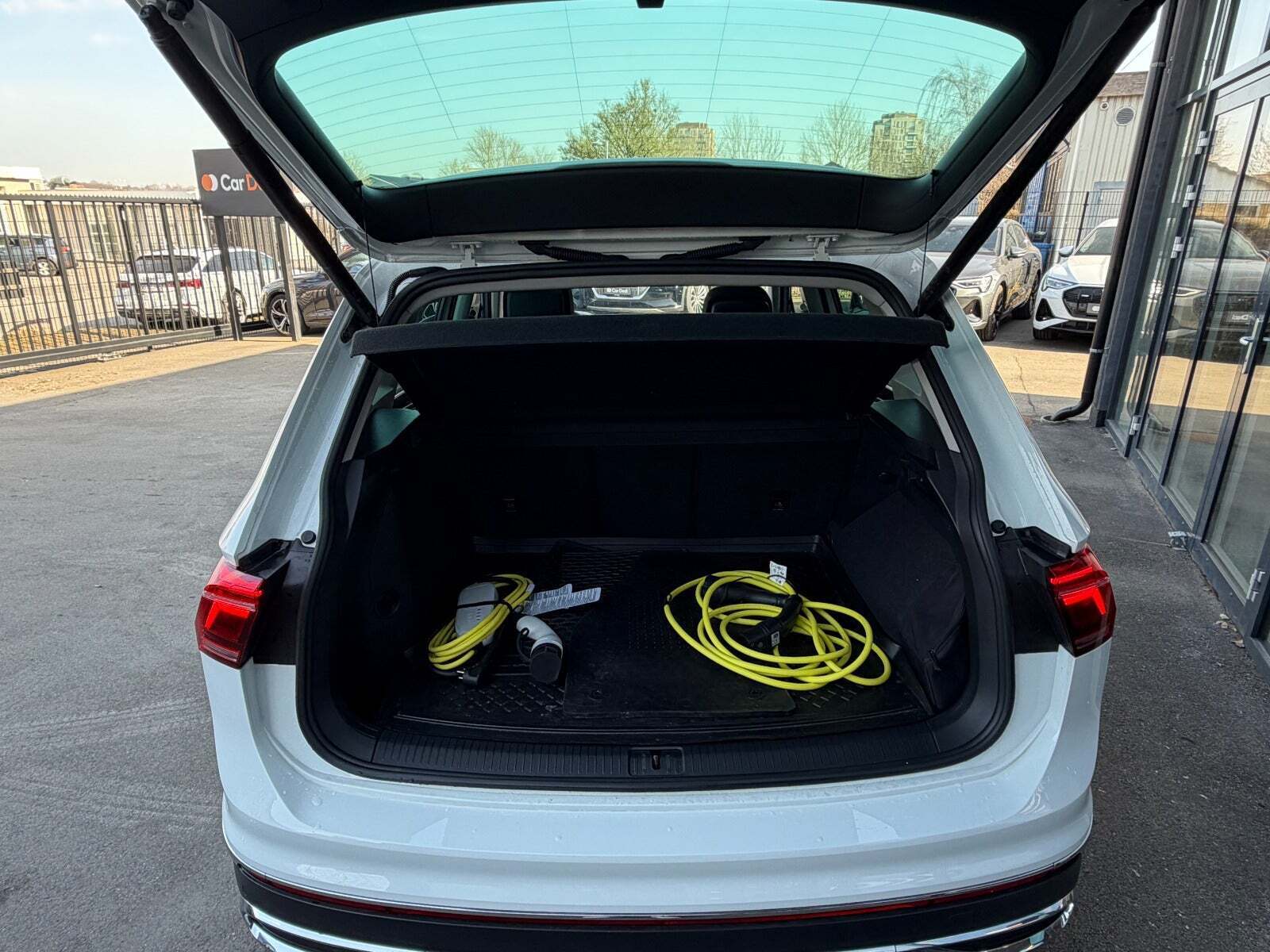 Hvid VW Tiguan fra 2023