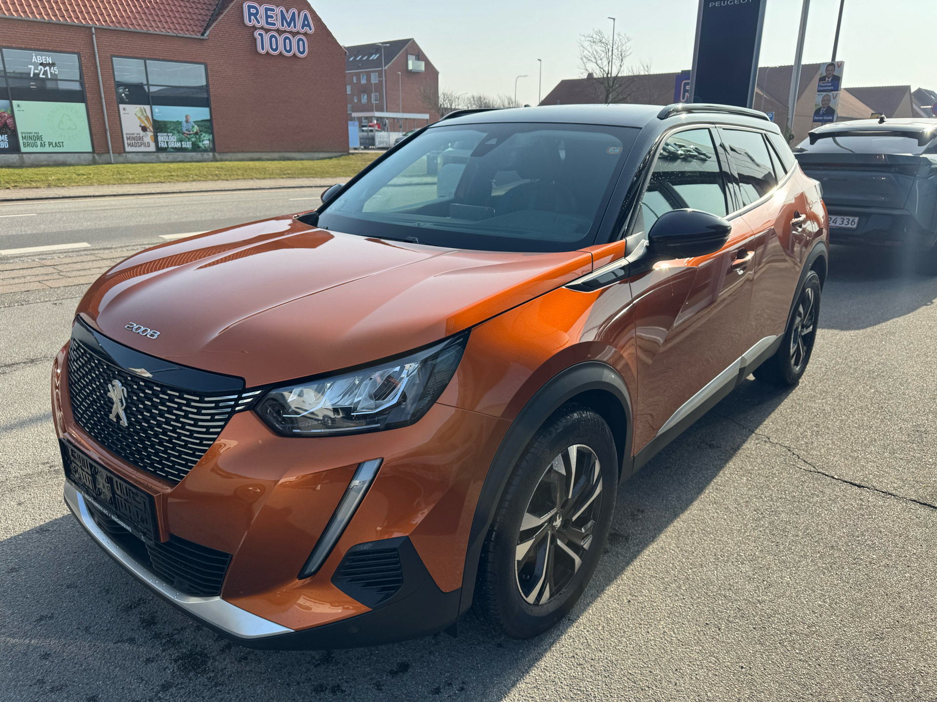 Orange Peugeot 2008 fra 2020