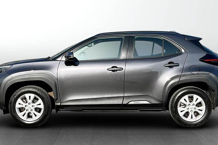 Grå Toyota Yaris Cross fra 2023