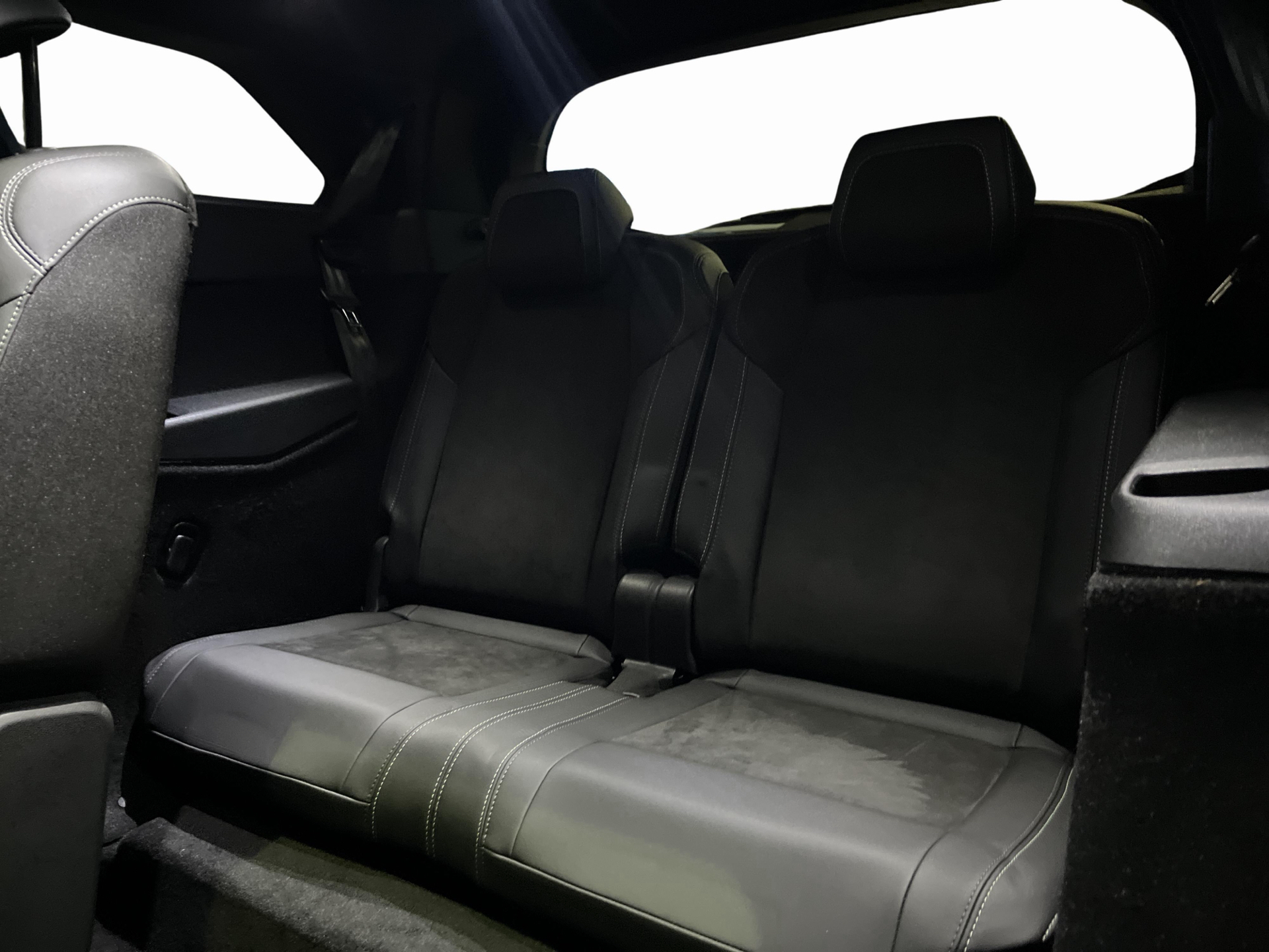 Blå Peugeot e-5008 fra 2025